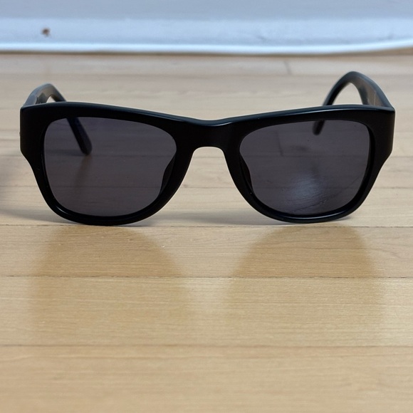 CHANEL Elegant Black Sunglasses with Gold Logo - Picture 8 of 9